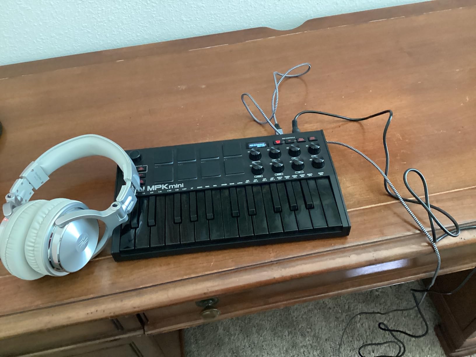 Akai Professional MPK Mini MK3-25 Key USB MIDI Keyboard Controller with 8 Backlit Drum Pads, 8 Knobs, Music Production Software and Native Instruments Sound Package (NKS Integration) customer photo 1