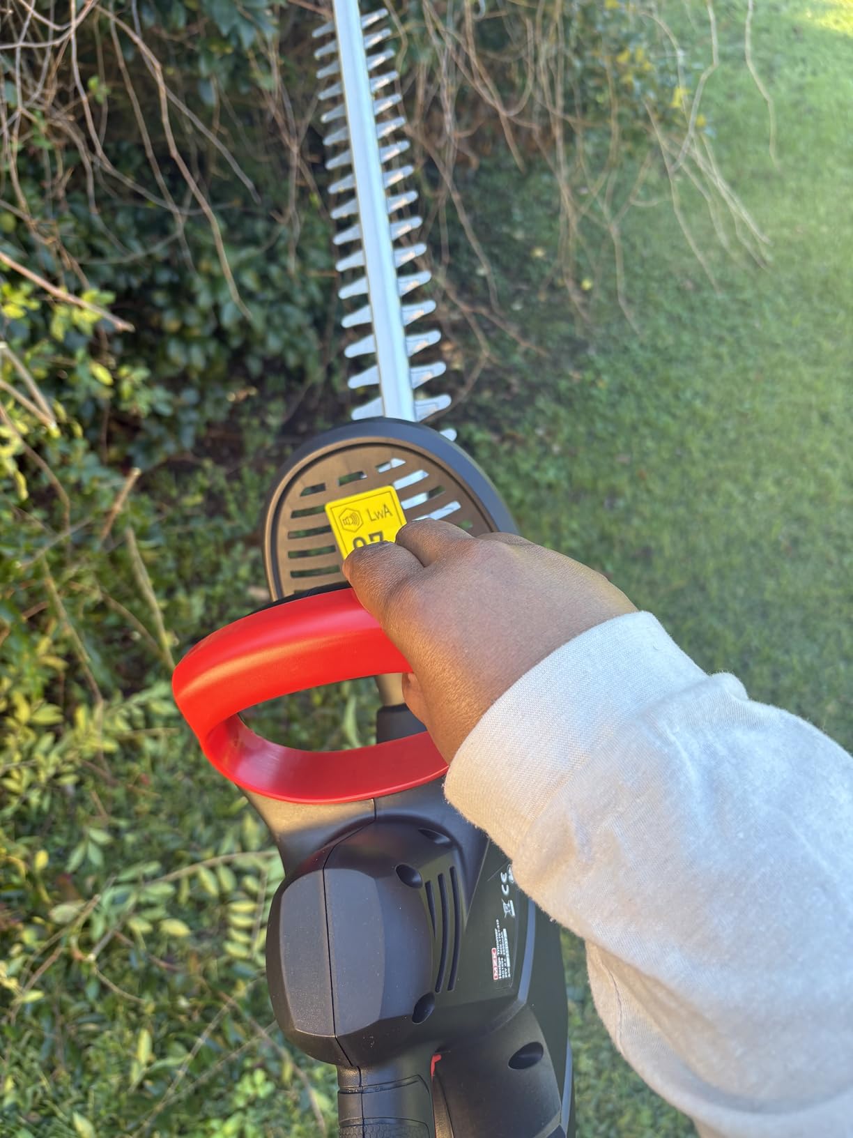 MZK 22'' Cordless Hedge Trimmer, 20V Bush Trimmer, Handheld Hedge Cutter, Grass Shrub Trimmer, Lightweight & Compact Trimmer (Battery & Charger Included) customer photo 1