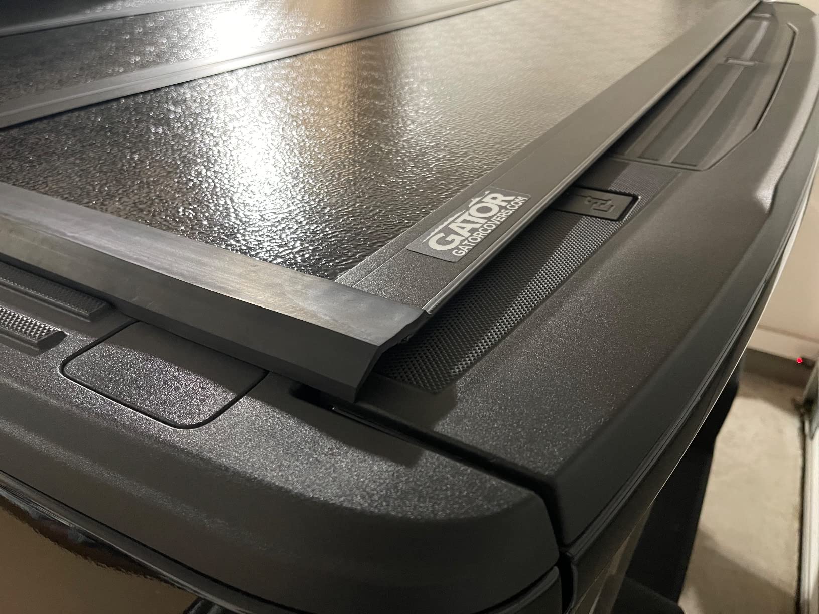 Gator EFX Hard Tri-Fold Truck Bed Tonneau Cover - Heavy-Duty Truck Bed Protection - Durable Aluminum Panels - Hard Folding Tonneau Cover - 2021-2025 Ford F-150 (incl. Raptor/Lightning) - 5'7