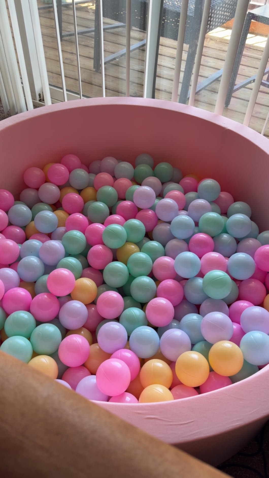 Amazon Basics BPA-Free Ball Pit Balls with Storage Bag, Crush-Proof Plastic for Toddlers Kids 12+ Months Play, 6 Pastel Colors, Pack of 400 customer photo 1