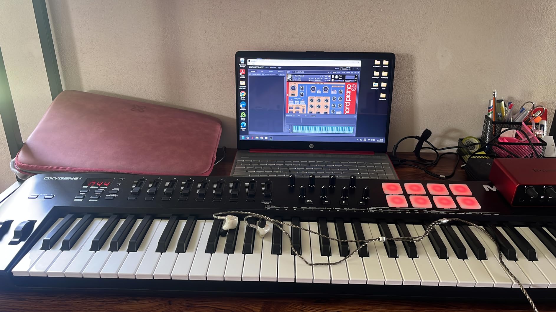 M-AUDIO Oxygen 61 (MKV) Key USB MIDI Keyboard Controller with Beat Pads, Smart Chord, Scale Modes, Arpeggiator and Native Instruments Sound Package customer photo 1