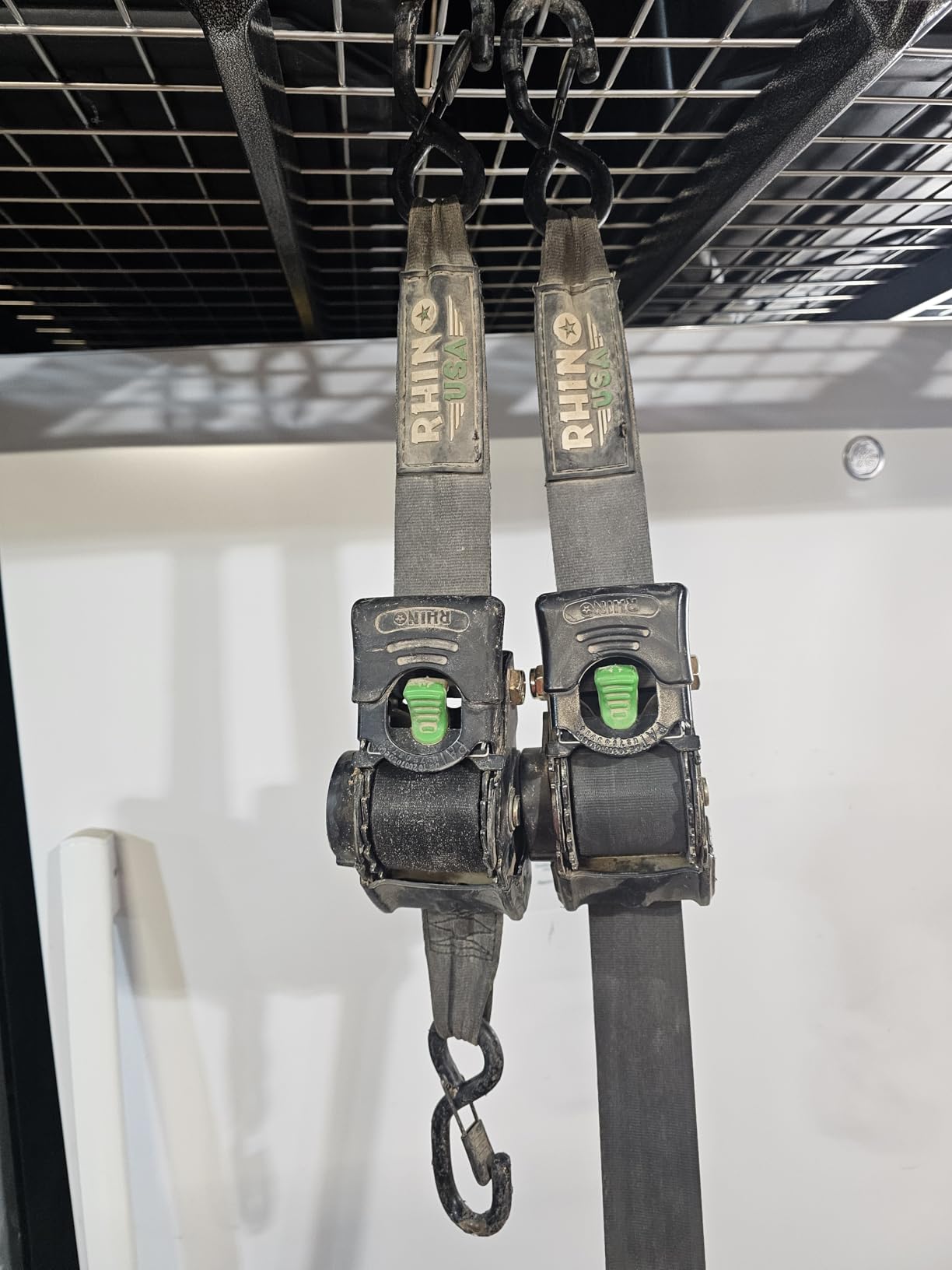 Rhino USA Retractable Ratchet Straps (2-Pack) - 2 Inch x 10 Feet (3,033lb Break Strength) - Heavy Duty Auto Self Retracting Tie Down Straps for Truck, Cargo Trailer, Motorcycle, Rad & More - Black customer photo 1