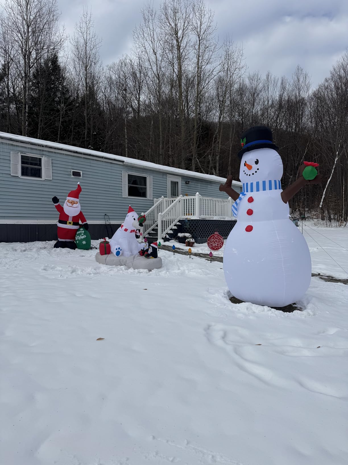 Joiedomi 6 FT Long Christmas Inflatable Polar Bear and Penguin with Campfire Decoration, Blow Up Yard Decoration with Build-in LEDs customer photo 1