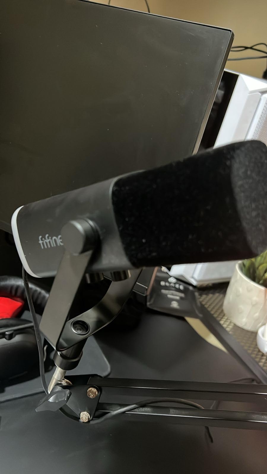 FIFINE Gaming PC USB Microphone, Podcast Condenser Mic with Boom Arm, Pop Filter, Mute Button for Streaming, Twitch, Online Chat, RGB Computer Mic for PS4/5 PC Gamer Youtuber-AmpliGame A6T customer photo 1