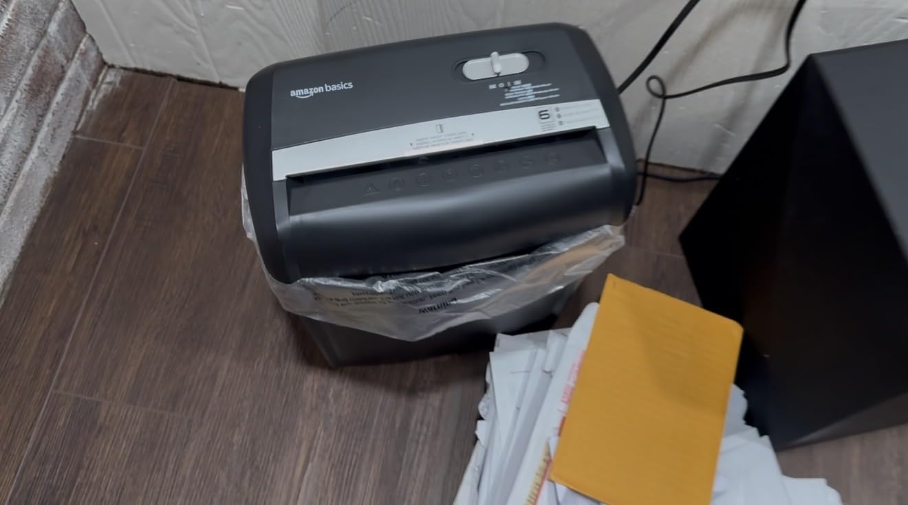Amazon Basics 200-Sheet Auto Feed Cross-Cut Paper Shredder, High Security P-4, Anti-Jam, 8.5 Gallon Pullout Bin, Black customer photo 1