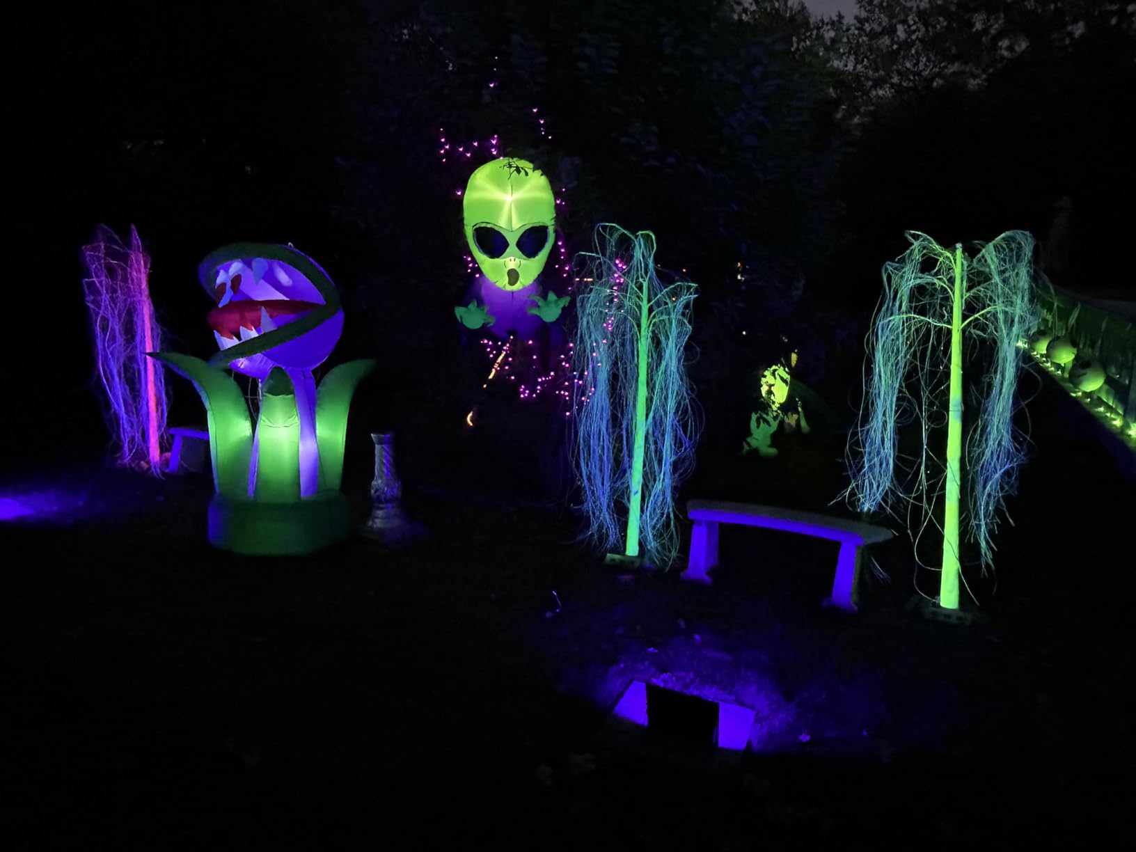 TURNMEON 4 Ft Halloween Inflatables Outdoor Decorations Alien Broke Out from Window with Built-in LED customer photo 1