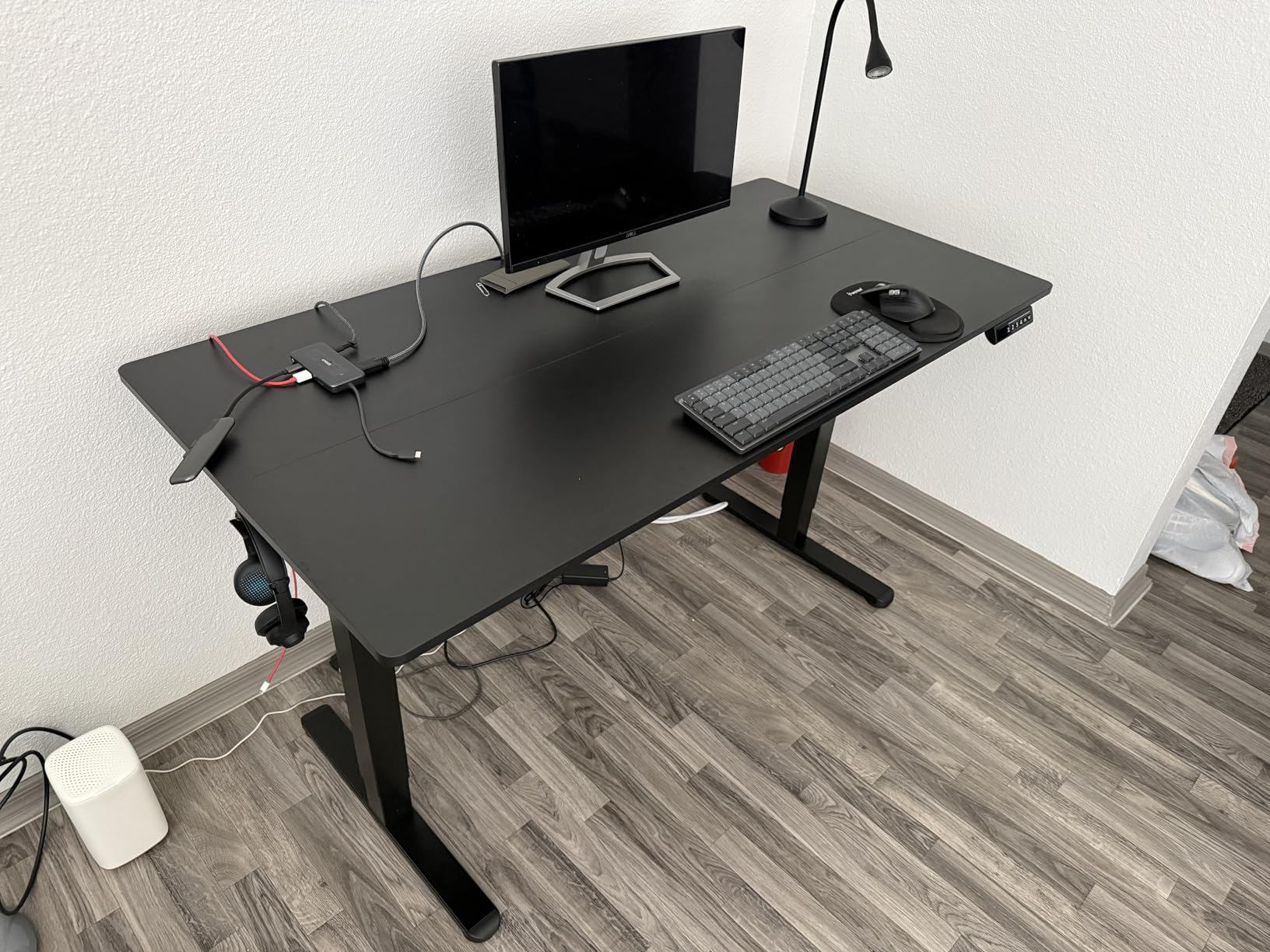 ErGear Height Adjustable Electric Standing Desk, 48 x 24 Inches Sit Stand up Desk, Memory Computer Home Office Desk, Black customer photo 1