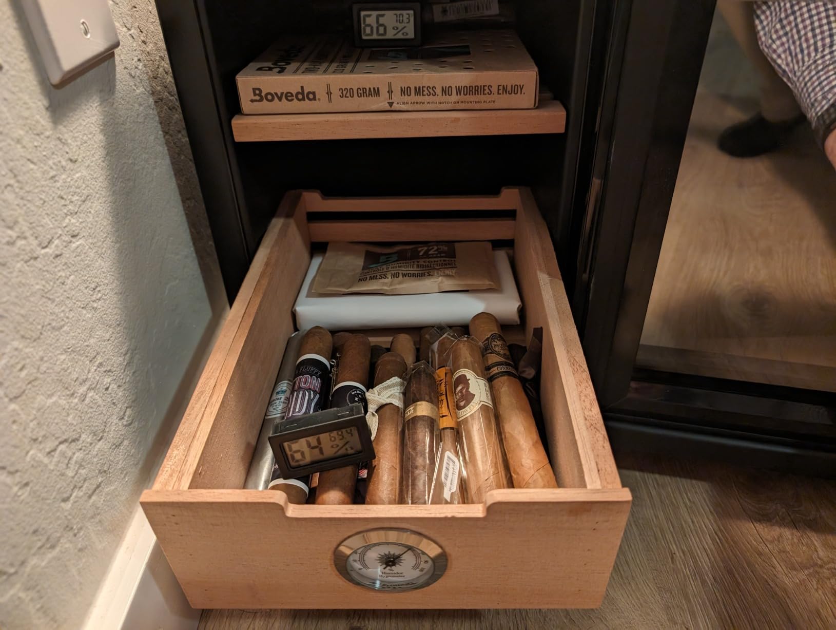 KingChii 26L Electric Cigar Humidors with Temperature Control System, Cigar Cabinet with Spanish Cedar Wood Shelves & Hygrometer, Gifts for Men (4 Layers 200 Capacity) customer photo 1