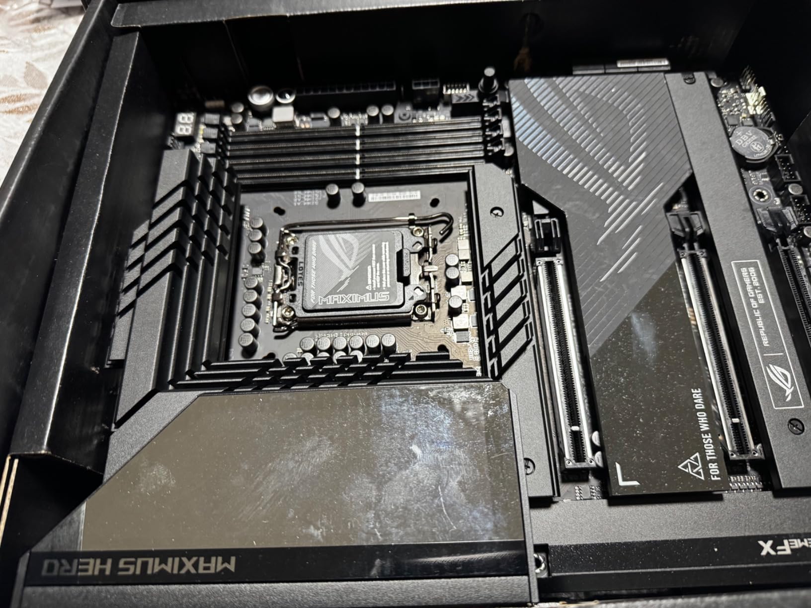 ASUS ROG MAXIMUS Z790 HERO Intel Z790 LGA 1700 ATX Gaming Motherboard (PCIe 5.0, DDR5, 20+1 Power Stages, 2.5Gb LAN, Bluetooth V5.2, 2X Thunderbolt 4 Ports, 5xM.2, Thunderbolt 4/USB4) customer photo 2