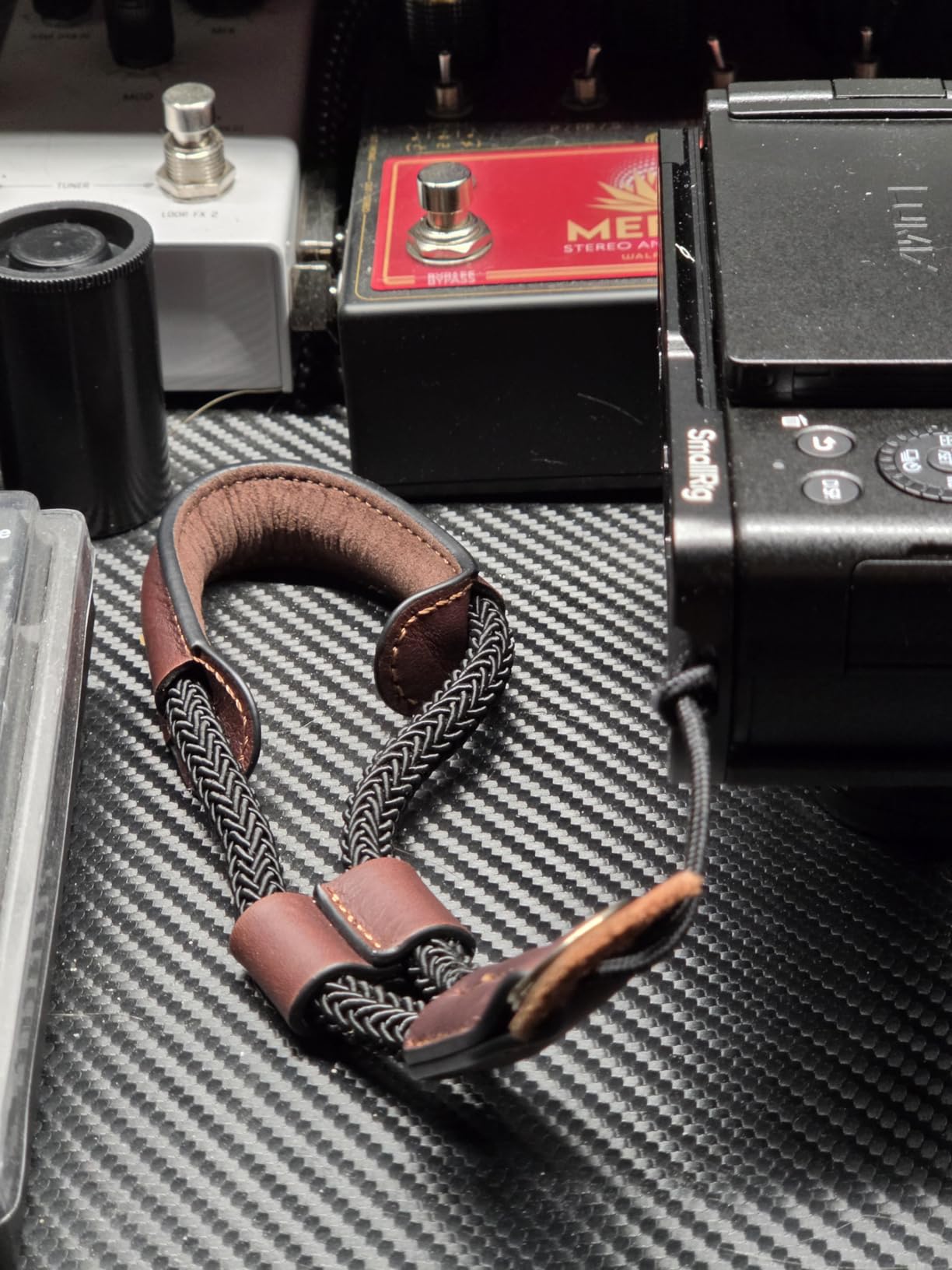 SMALLRIG Camera Wrist Strap 3926, Vintage Leather Camera Hand Strap for DSLR SLR Mirrorless, Adjustable Safety for Fujifilm X-T5 X-T4 X100V and Other Compact Cameras, Brown customer photo 2