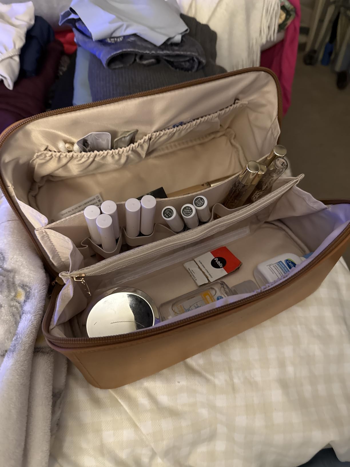 EACHY Travel Makeup Bag, Large Capacity Cosmetic Bag for Women, Waterproof PU Leather, Flat Open Portable Toiletry Bag for Skincare, Brushes & Travel Essentials customer photo 2