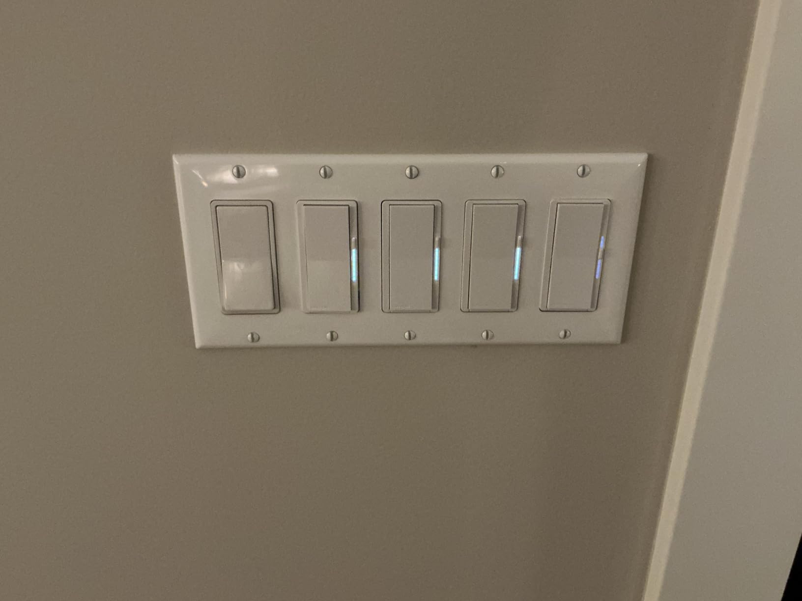Lutron Diva Smart Dimmer Light Switch with Wallplate for Caseta Lighting (Lutron Smart Hub Required), for LED Lights, 150W, Single-Pole/3-Way, No Neutral, White (DVRFW-6L-WH-A) customer photo 2