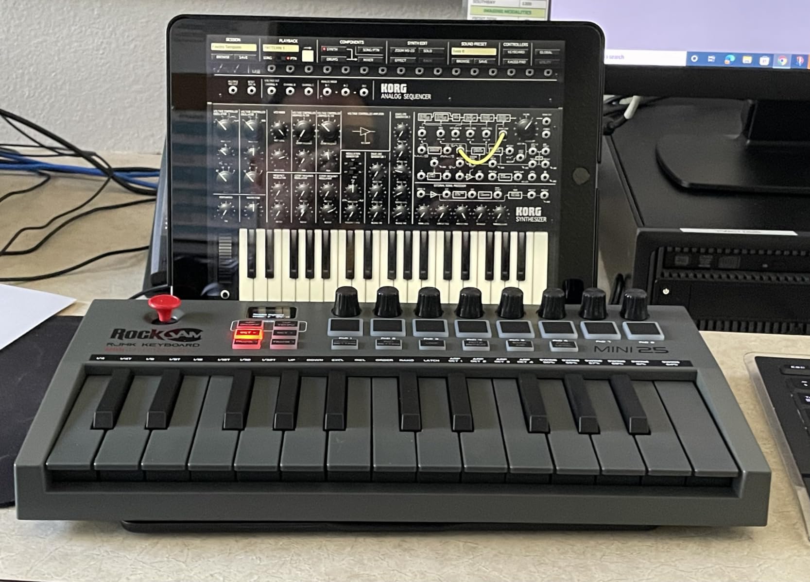 RockJam 25-Key Rechargeable USB MIDI Keyboard Controller - Mini Piano Keyboard with Velocity-Sensitive Pads, Synth Controller, Bluetooth/Wired MIDI, Arpeggiator, DAW Compatible customer photo 2