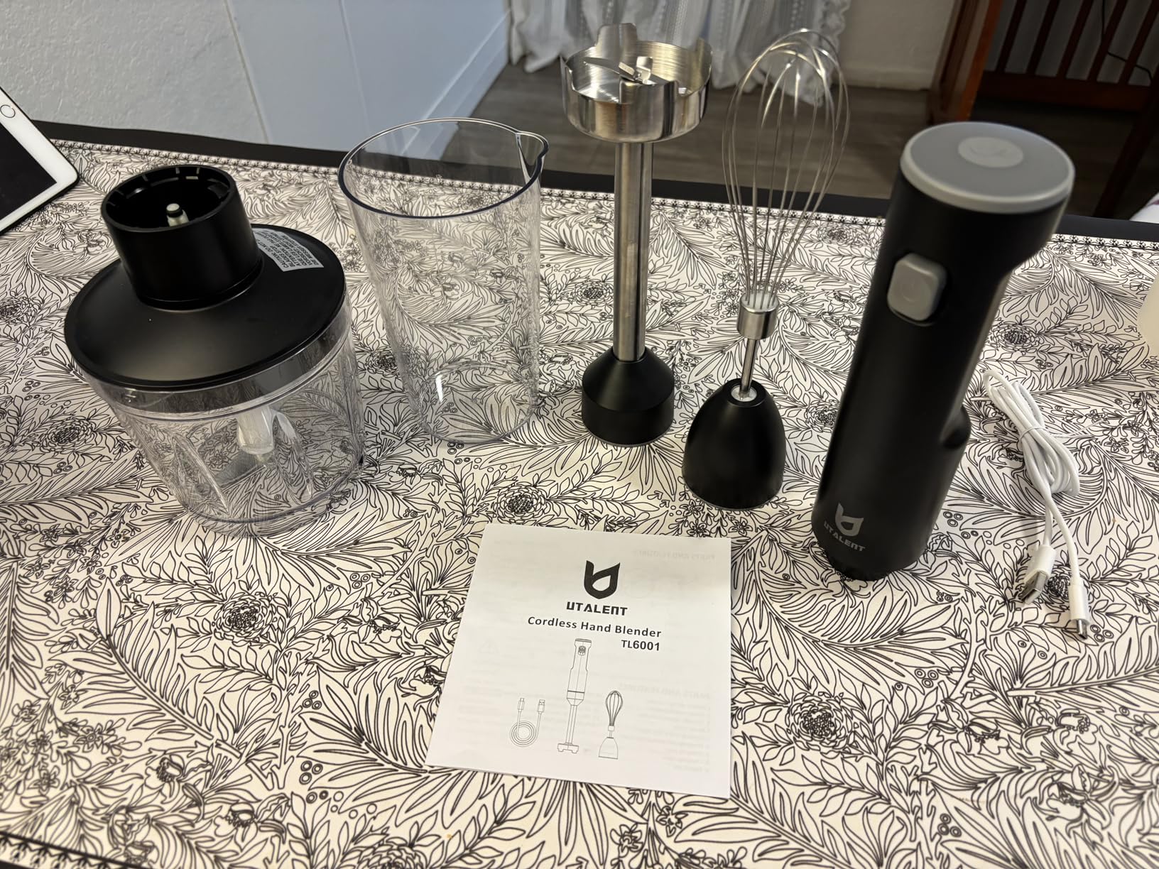 Cordless Hand Blender, UTALENT Variable Speed Immersion Blender Rechargeable, with 500ml Chopper, 600ml container, Egg Whisk, for Smoothies, Baby Food and Soups - Black customer photo 1