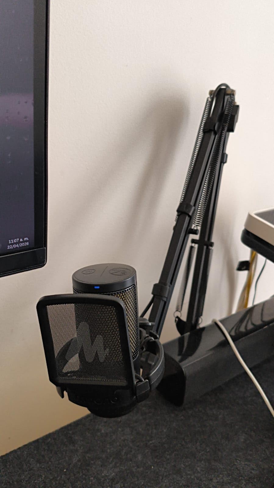 MAONO USB Gaming Microphone, Noise Cancellation Condenser Mic with Mute, Gain, Monitoring, Boom Arm Mic for Streaming, Podcast, Twitch, YouTube, Discord, PC, Computer, PS4, PS5, Mac, GamerWave DGM20S customer photo 2