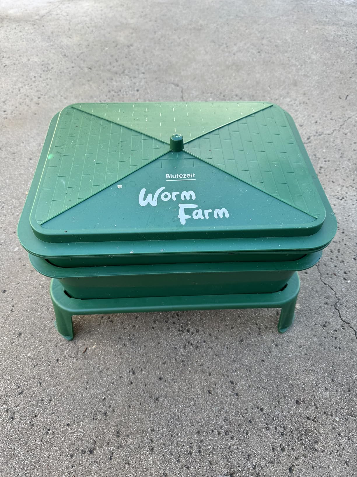 Blütezeit 3-Tray Worm Composter, 32QT Worm Farm with Compost Worms Starter Kit for Indoor & Outdoor, Worm Composting Bin for Recycling Food Waste (Green) customer photo 2
