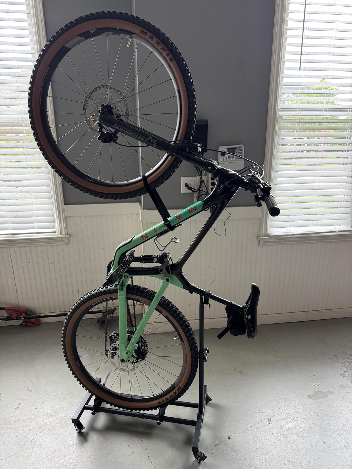 Sttoraboks Vertical Bike Stand, Freestanding Bike Rack Garage Storage Upright Bicycle Floor Stand Indoor Bike Holder with Adjustable Height for Garage & Apartment - for Wheels Sizes up to 29