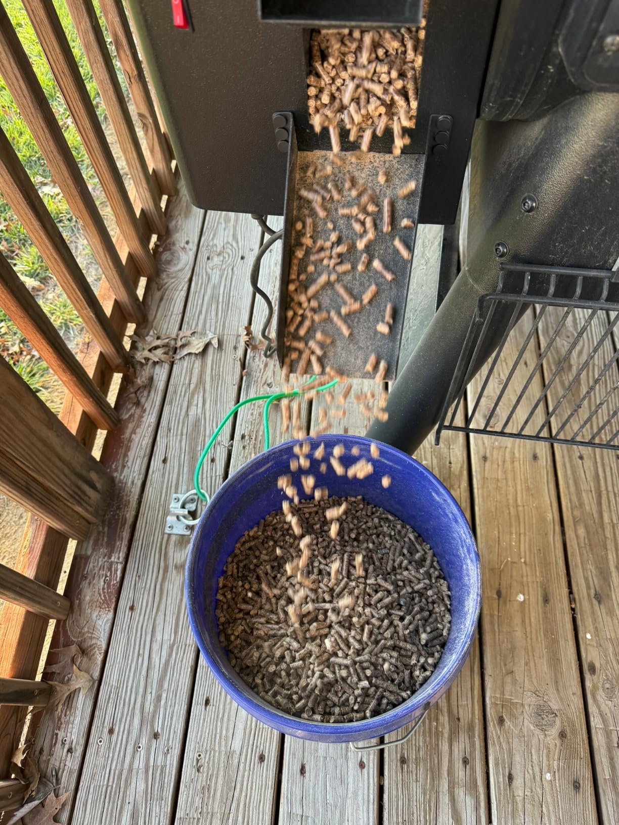 Magnetic Pellet Cleanout Chute for Smoker - Efficient Pellet Grill Helper Slide for Cleaner Smoker Hopper - Great Accessories for Traeger Pellets, Pit Boss Pellets Transfer to Storage Containers customer photo 2