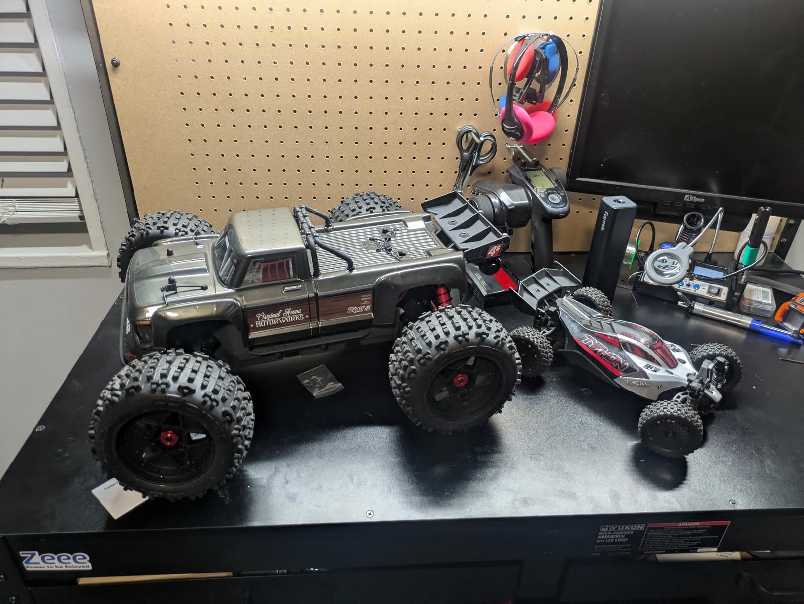 ARRMA Outcast 4X4 4S BLX 1/10 4WD Stunt Truck RTR customer photo 1