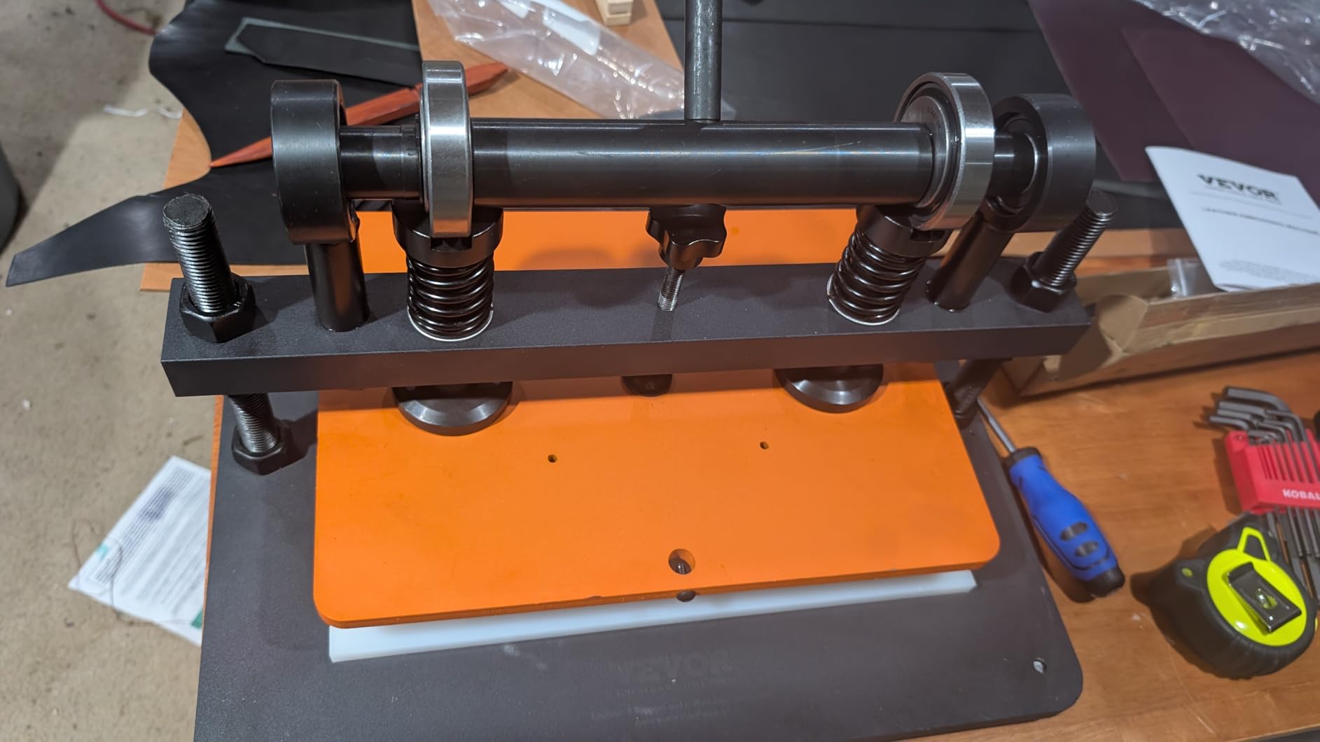 VEVOR Leather Cutting Machine, 14.2 x 10.2 in Embossing Plate Manual Die Cutter, 0.47 in Pressure Stroke Leather Embossing Machine, Dual Guide Shafts Die Cut Machine for Various of Materials customer photo 1