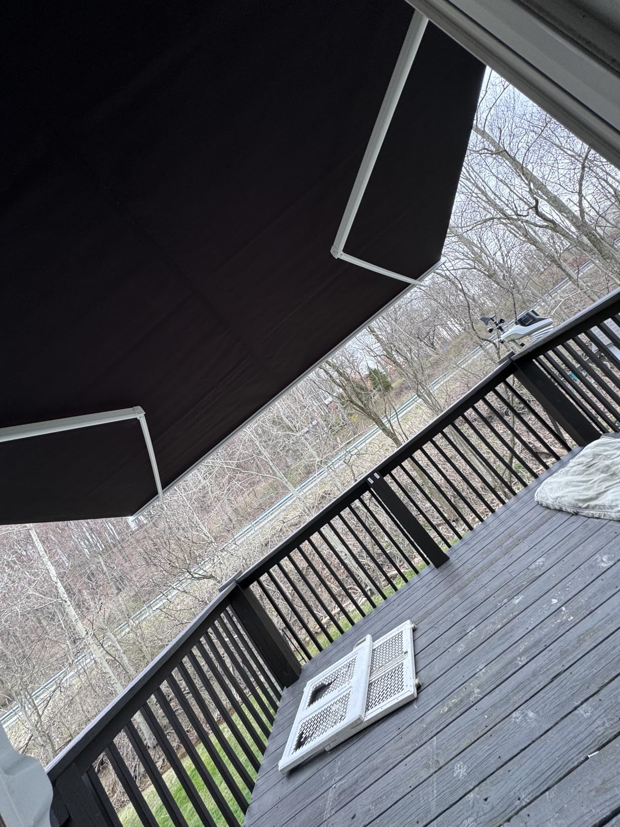 Outsunny 16' x 10' Electric Awning, Retractable Awning, UV Protection Sun Shade Shelter with Remote Controller and Manual Crank Handle for Deck, Balcony, Yard, Black customer photo 2