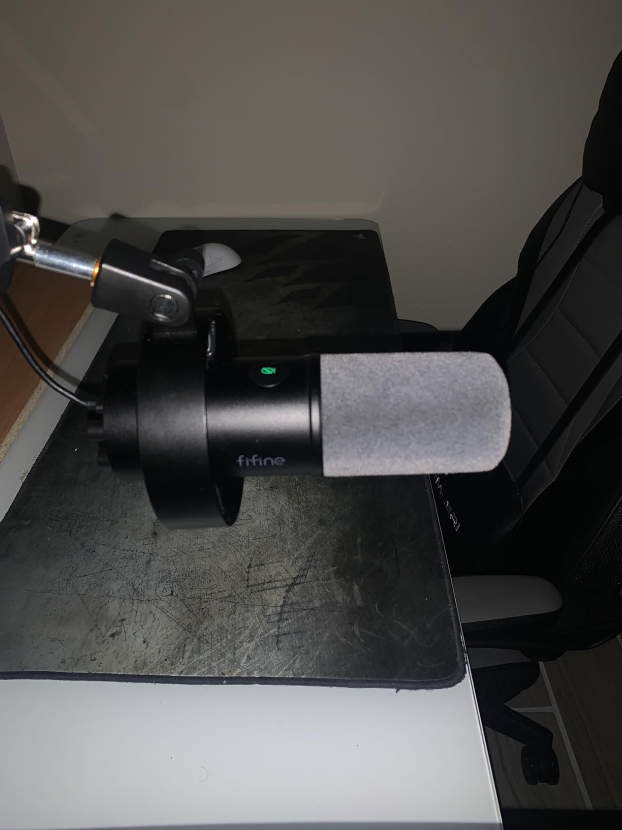 FIFINE K688 Podcast Microphone Kit, USB/XLR Dynamic Microphone with Boom Arm for PC/XLR Mixer, Gaming Mic with Mute Button, Headphone Jack for Vocal, Voice-Over, Streaming, Music Recording customer photo 1