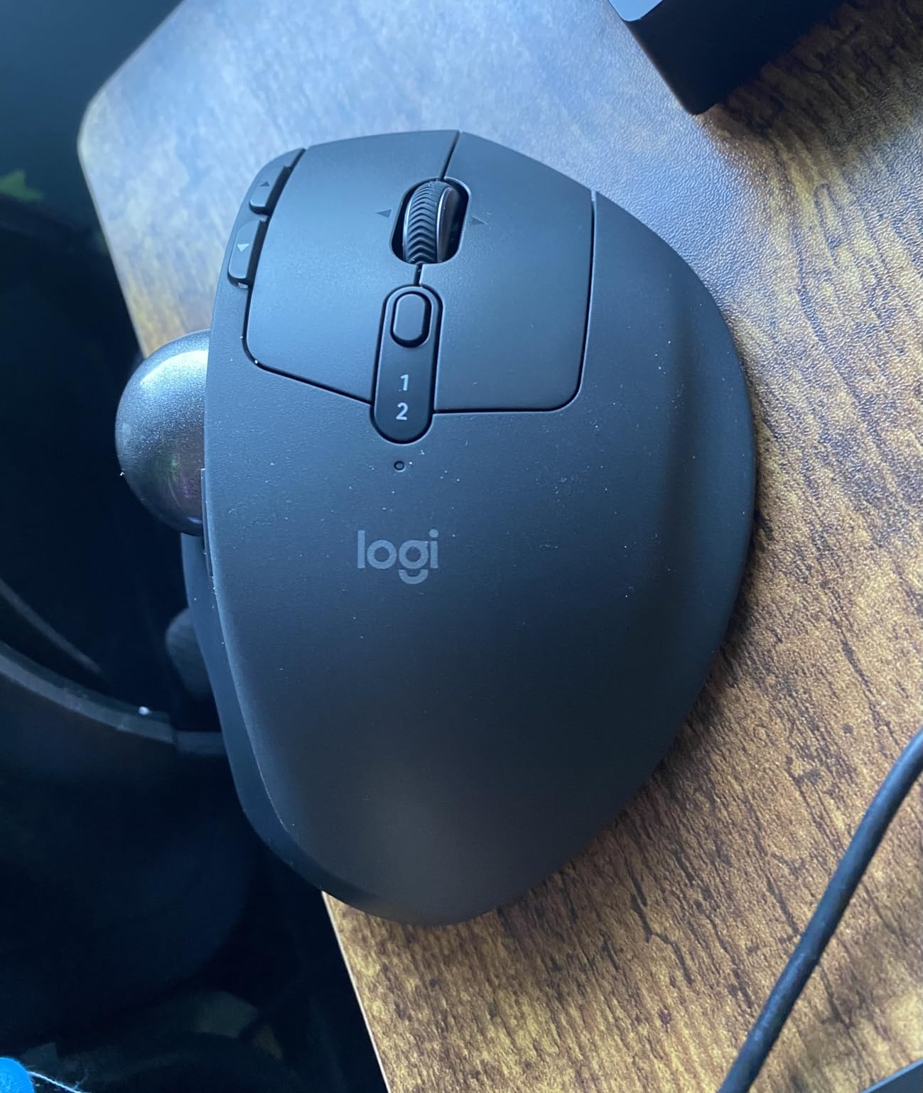 Logitech MX Ergo S Advanced Wireless Trackball Mouse, USB-C Rechargeable Wireless Ergonomic Mouse with Bluetooth and Encrypted Dongle, 6 Programmable Buttons, for PC/Mac - Graphite customer photo 2