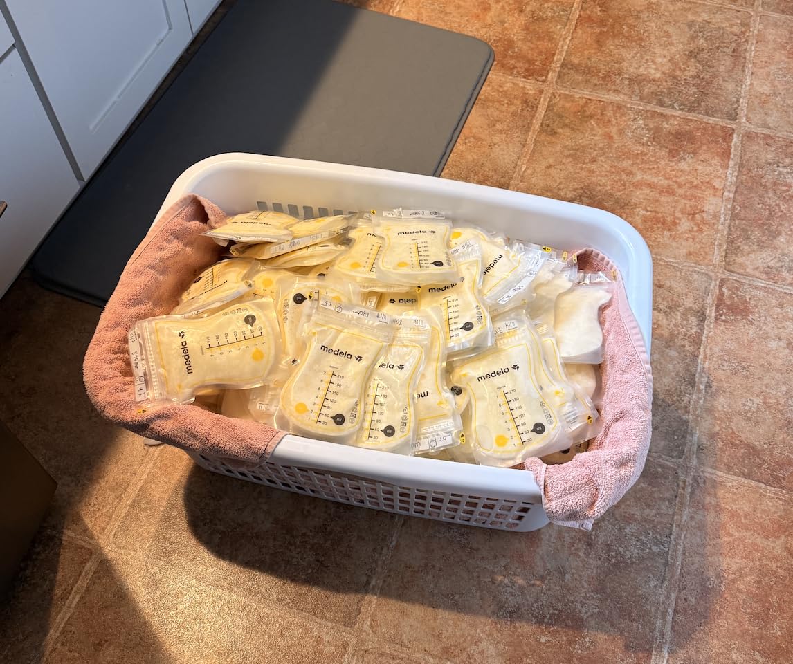 Medela Easy Pour Breastmilk Storage Bags 200 Count 7oz/210ml Disposable, Leakproof, Fast Freeze, Breast Milk Protection Recyclable & BPA Free customer photo 2