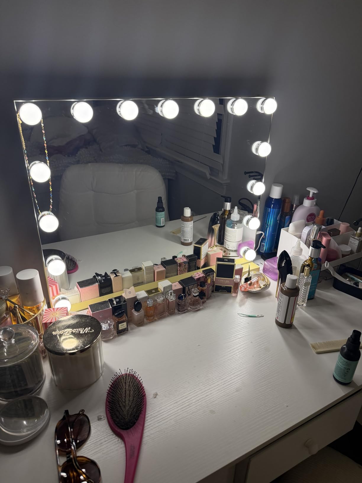 halumao Vanity Mirror with Lights, Large Makeup Mirror with LED Lights, Smart Touch Dimmable 3-Color Light, Memory Function, USB Charging Port customer photo 1
