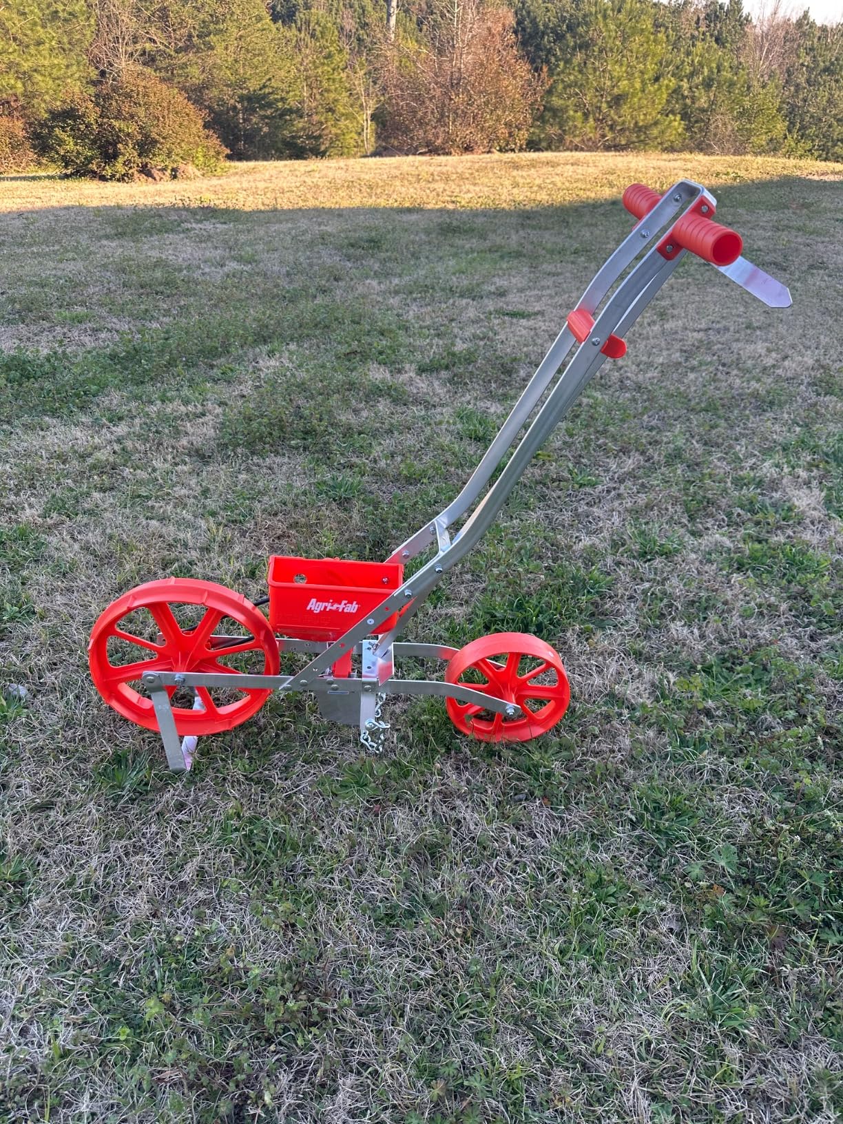 Agri-Fab 45-0640 3lb Push Garden Seeder/Planter with 7 Interchangeable Seed Plates for up to 20 Types of Seeds customer photo 1