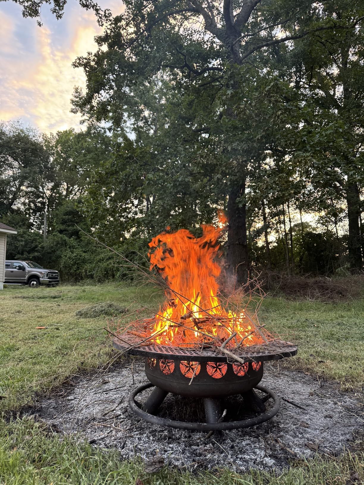 Verdeluxe 42 Inch BBQ Fire Pit with 2 Grills,3-in-1 Outdoor Round Metal Fire Pit Table with Lid,Fire Poker,Large Outdoor Wood Burning Firepits for Outside,Picnic,Bonfire Backyard Patio(Black) customer photo 1