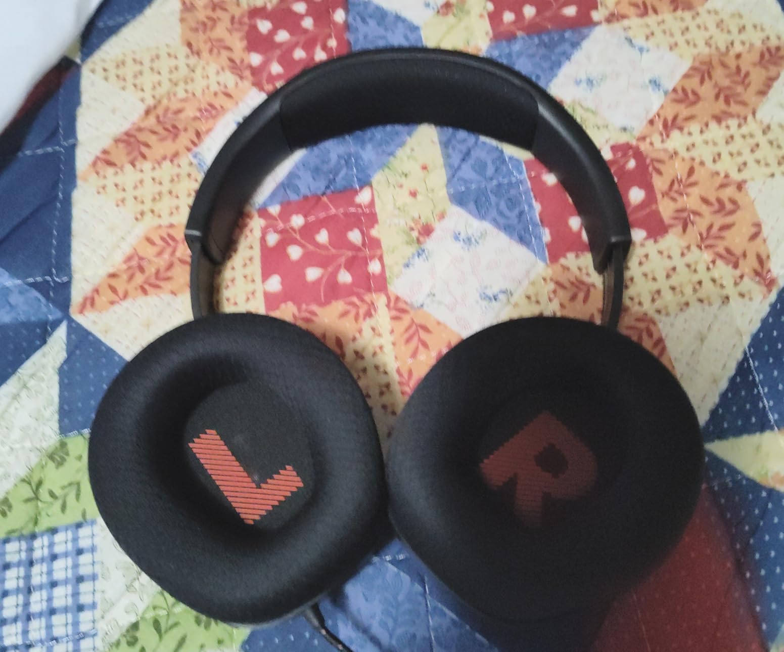 JBL Quantum 100M2 - Wired Over-Ear Gaming Headset with omnidirectional, Detachable mic with Mute Option and Fabric-Covered Memory Foam Ear Cushions, Compatible with All Platforms - White customer photo 2