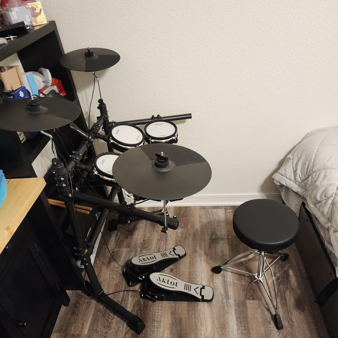 AKLOT B-CORE530 Electric Drum Set: Dual-Zone Quiet Mesh Drum Pads, 10'' Dual-Trigger Cymbals, Height-Adjustable Rack, 360 Sounds, USB MIDI, Lesson Book, Throne, Sticks, Headphones customer photo 1