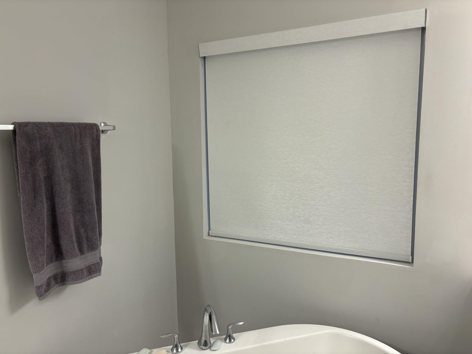 HeyBlinds Motorized Blinds with Remote, 100% Blackout Smart Blinds, Automatic Shades for Windows Compatible with Alexa Google and Homekit, Custom Size(Light Chaser-Perla Bianca BO) customer photo 2
