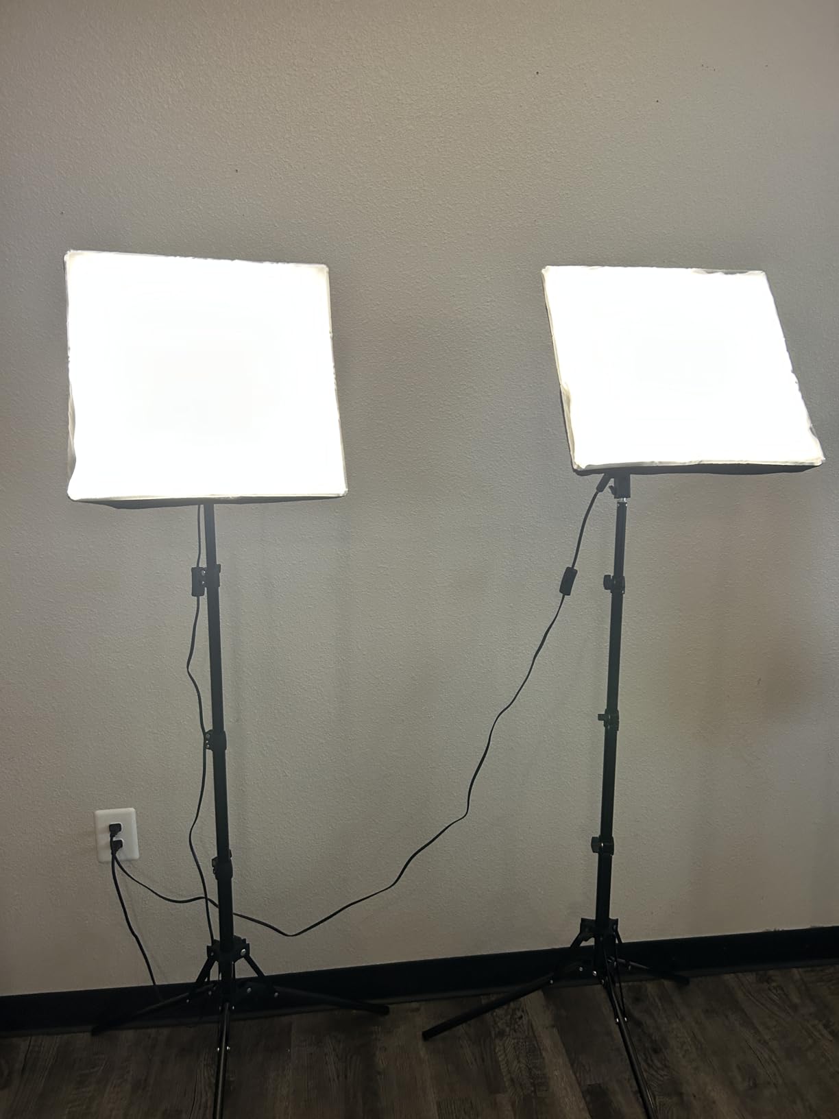 Torjim Softbox Photography Lighting Kit, 20'' x 20'' Professional Softbox Lighting Kit with 85W 3000-7500K LED Bulbs, Studio Lights for Photography/Video Recording/Live Streaming/Portraits Shooting customer photo 2