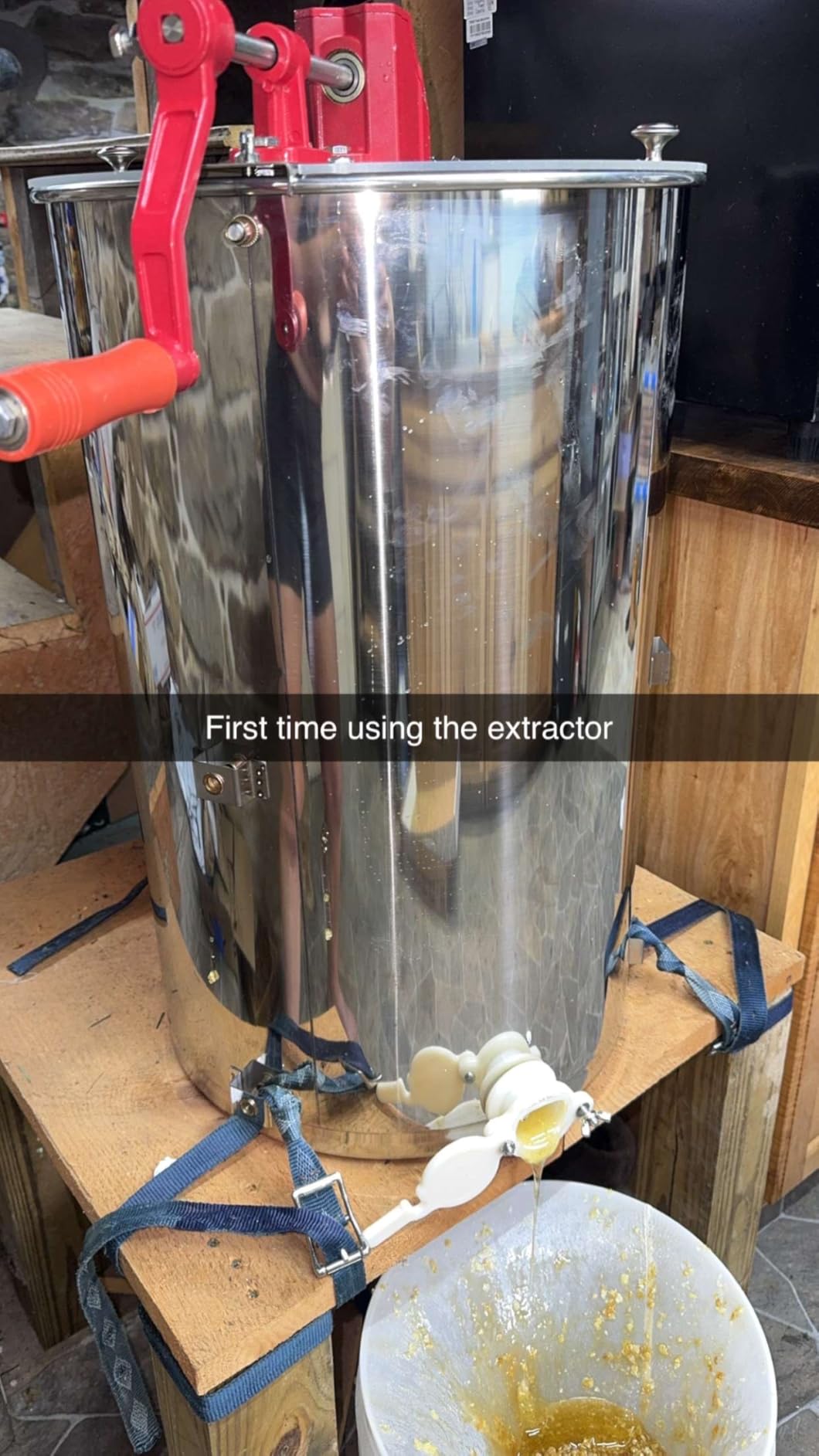 VEVOR Honey Extractor, 4/8 Frame Manual Honey Extractor with Transparent Lid, Stainless Steel Honeycomb Drum Spinner with Height Adjustable Stand customer photo 1
