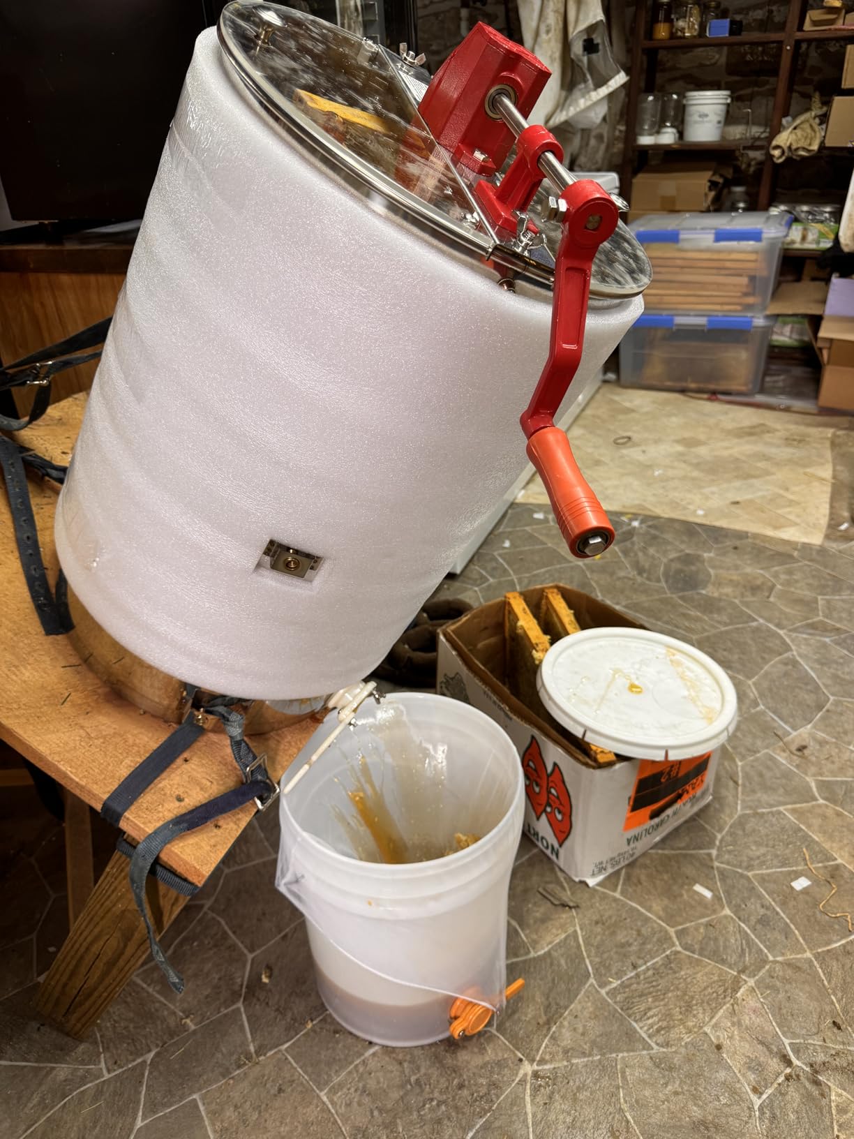 VEVOR Honey Extractor, 4/8 Frame Manual Honey Extractor with Transparent Lid, Stainless Steel Honeycomb Drum Spinner with Height Adjustable Stand customer photo 2