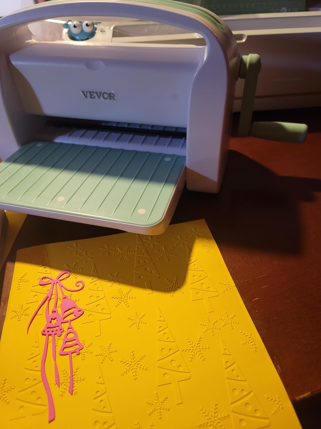 VEVOR Die Cutting and Embossing Machine, 9-Inch (A4) Opening Size, Manual Scrapbooking Machine Starter Kit customer photo 1
