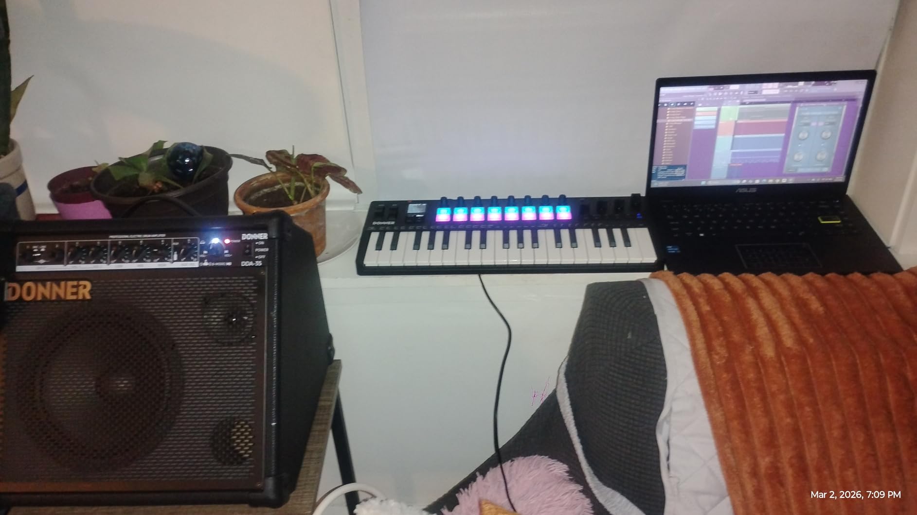 Donner STARRYKEY-37 PLAY MIDI Keyboard Controller, 37 Key Portable MIDI Controller with 128 Build-in Voices, 16 Drum Pads, Arpeggio, Sequencer, USB/Wireless Connection customer photo 1