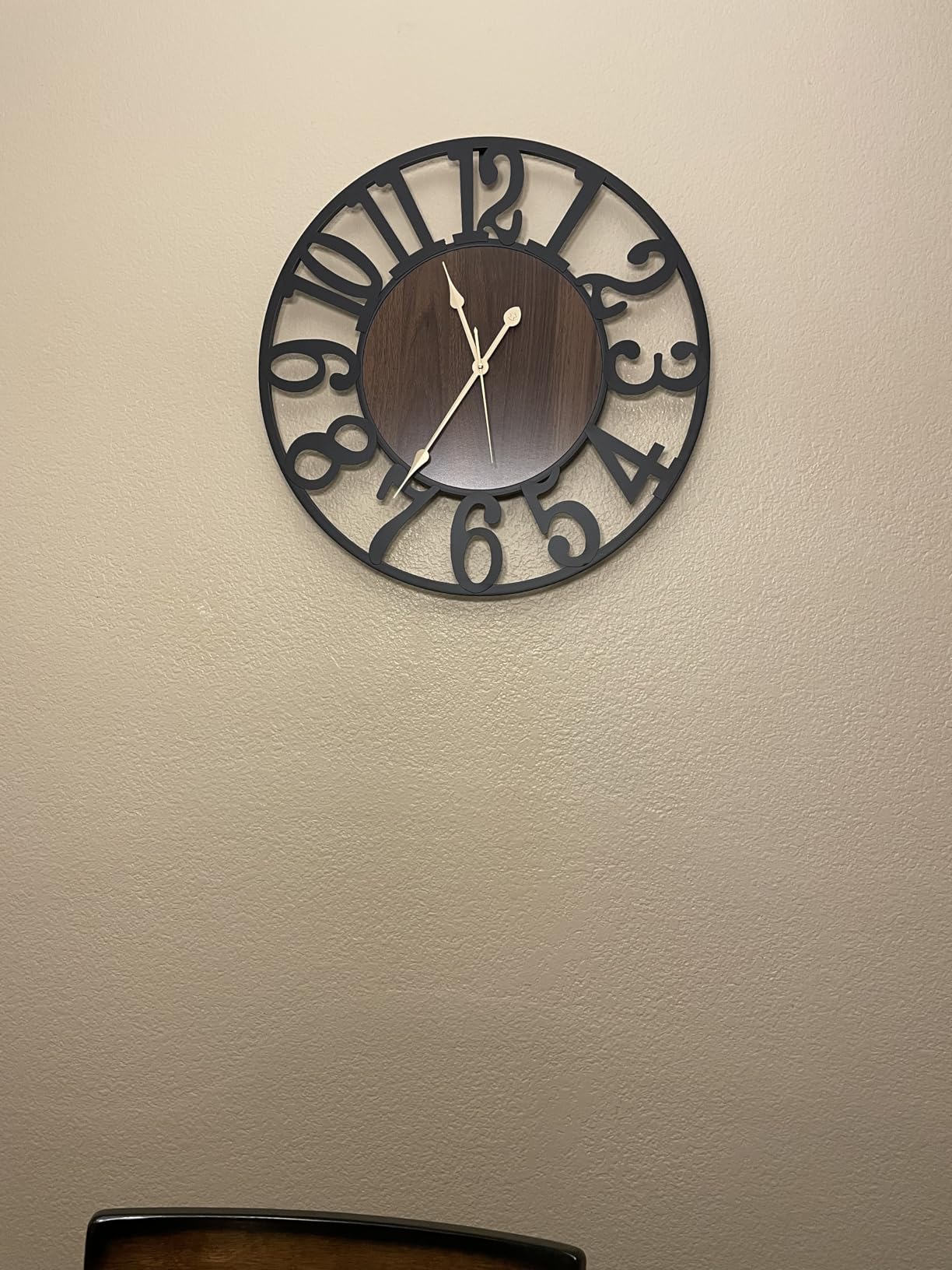 Vantic 32 Inch Large Wall Clock, Roman Numeral Metal Oversized Wall Clocks for Living Room Decor, Bedroom and Kitchen, Completely Silent, Non Ticking, Battery Operated customer photo 2