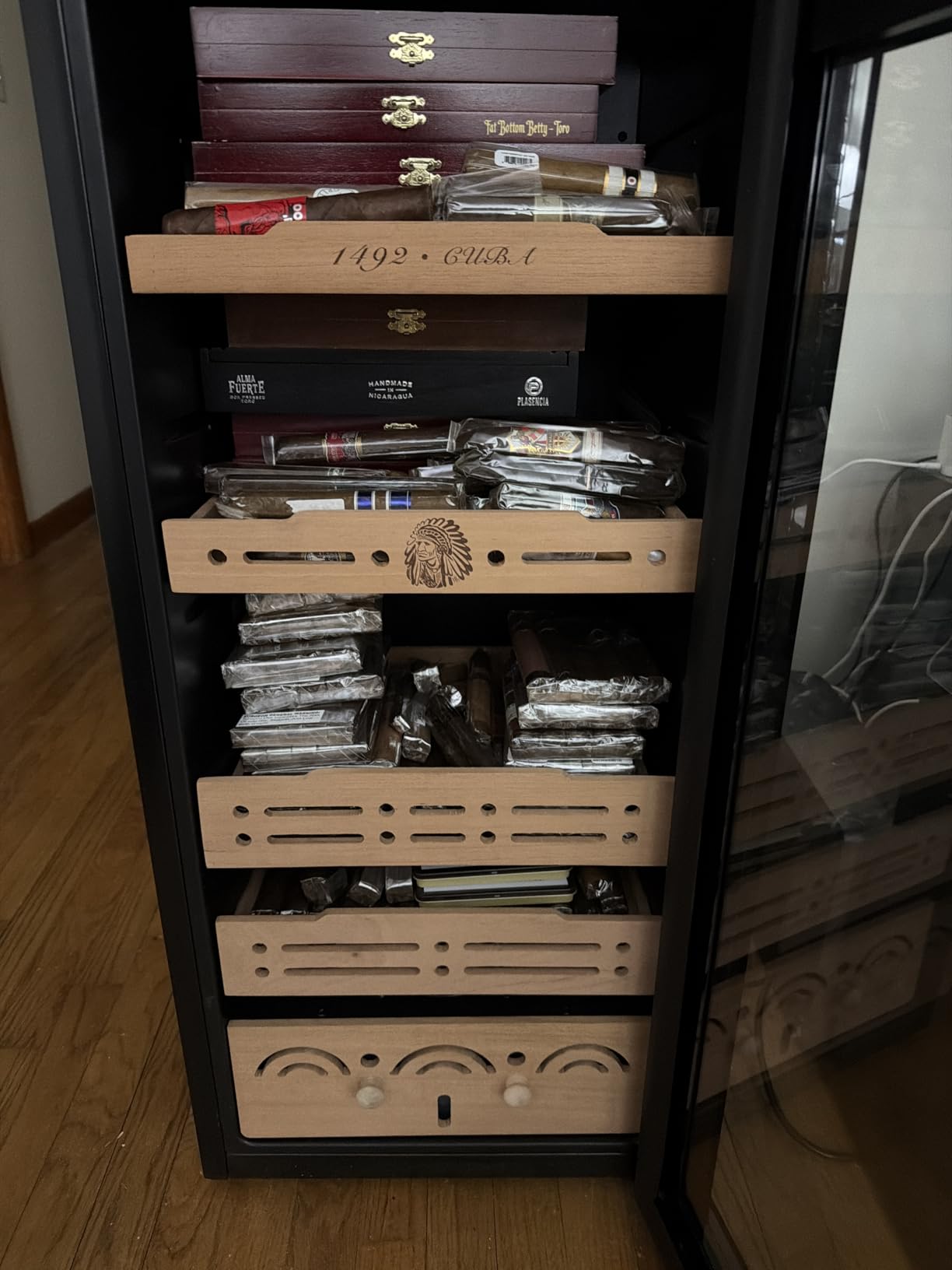 Electric Cigar Humidor, 105L Cabinet up to 900 Cigars with Thermostatic & Humidistatic Control, 4 Cedar Wood Trays, LED Screen Fingerprint Safety Lock for Lounge/Home Use Cooling Fridge customer photo 2