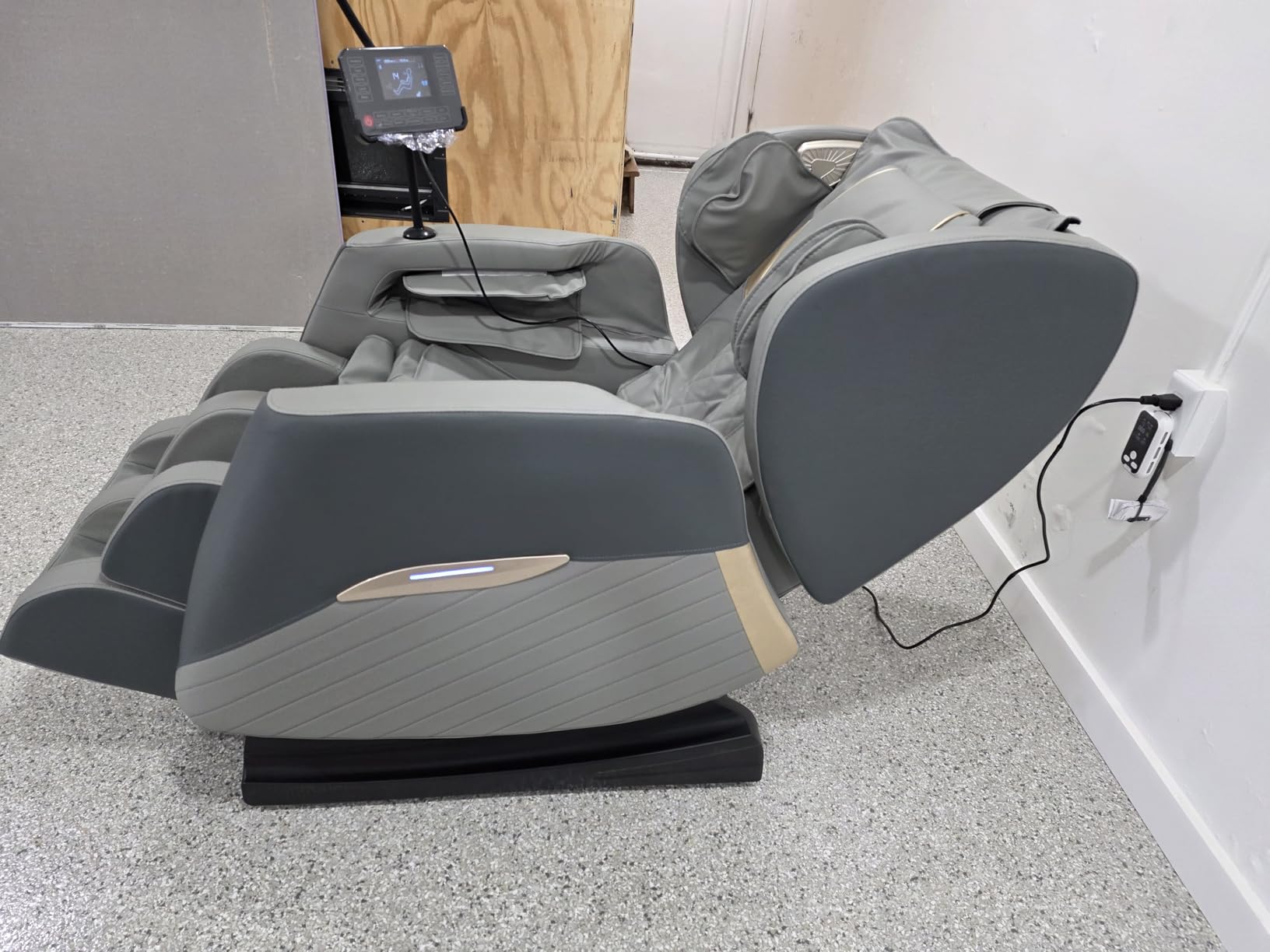 Massage Chair Full Body, Zero Gravity Massage Chair with 16 Fix Rollers, Auto Massage Program, Foot and Calf Massage, Recliner Chair with Heating, Touch Screen Controller, Bluetooth Speaker customer photo 2