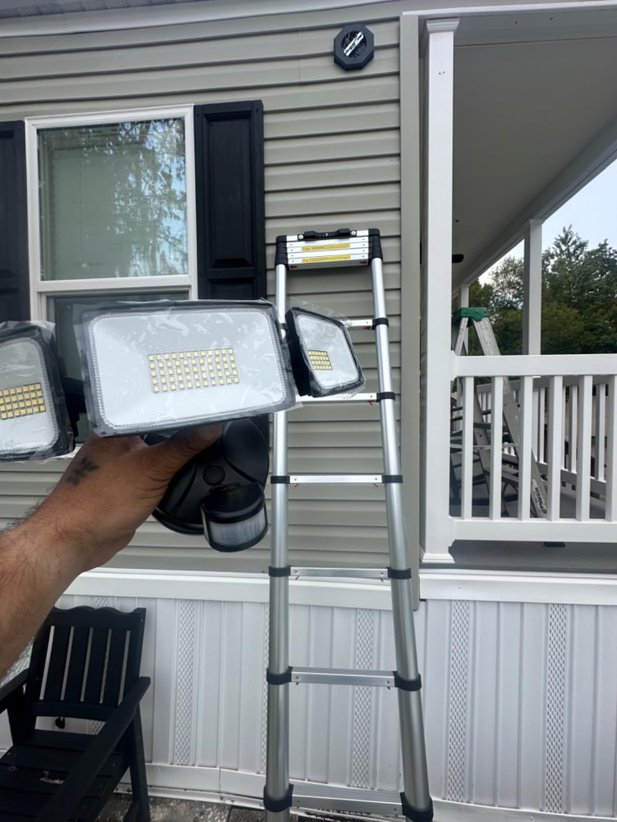 VEVOR 12.5ft Telescoping Ladder, Aluminum Lightweight Multi-Purpose Collapsible Extension, One-Touch Retraction Ladder, Heavy Duty 330LBS Max Capacity with Non-Slip Feet, for Home, Outdoor Work, Loft customer photo 2