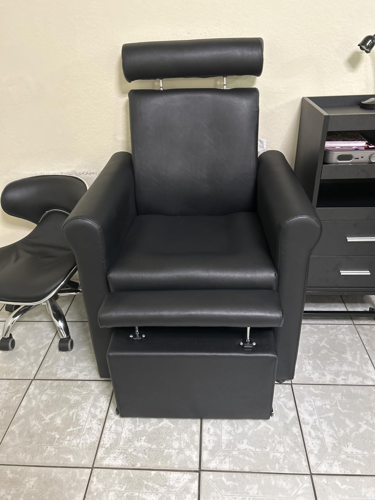 VARONXE Pedicure Chair No Plumbing, Professional Reclining Pedicure Station for Nail Tech, Foot Spa Unit w/Adjustable Footrest & Headrest, Pull-Out Base for Small Space, Black customer photo 2