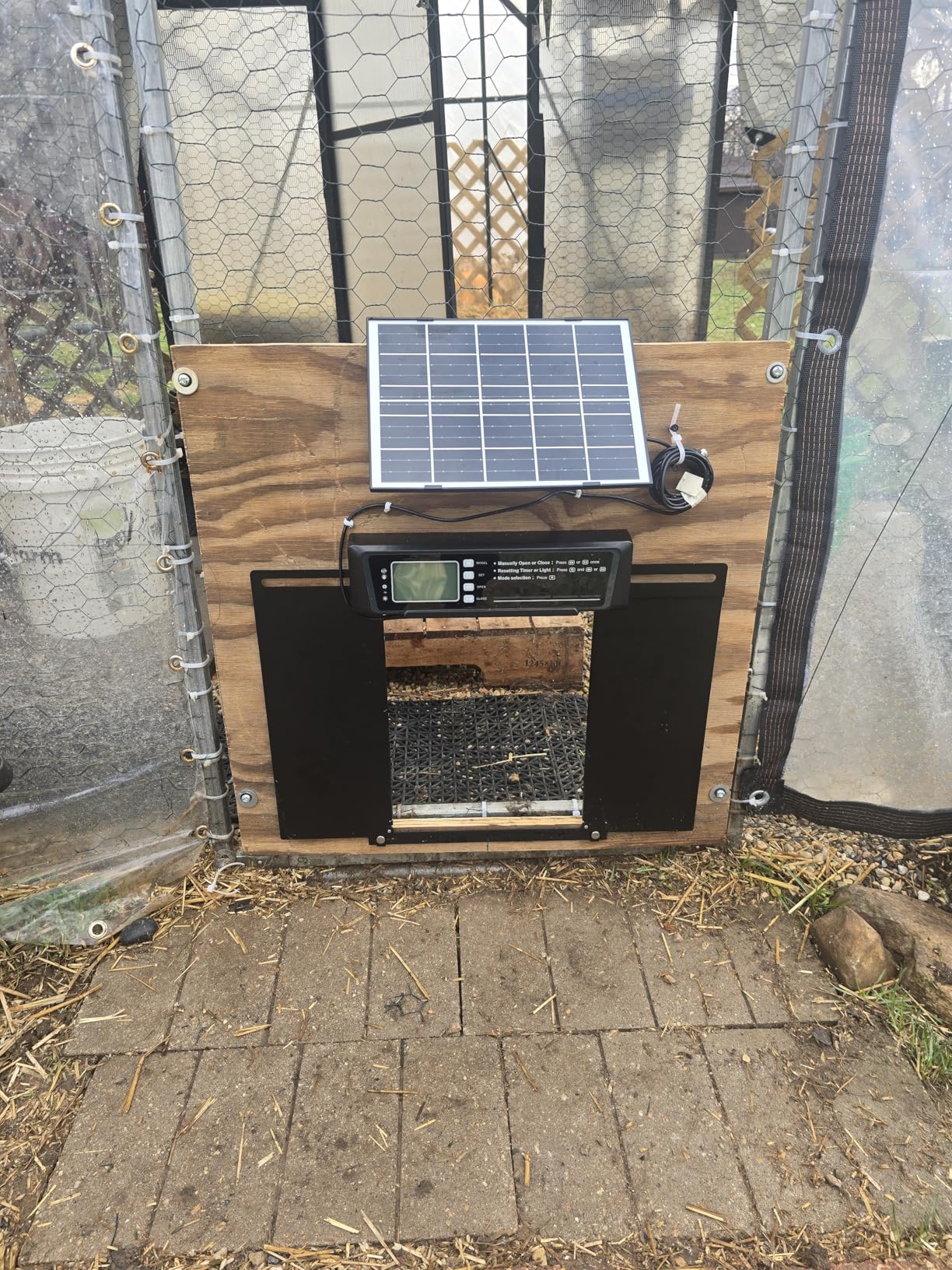 Automatic Chicken Coop Door Large Size, 7W Solar Powered with Timer & Light Sensor, Anti-Pinch Safety Chicken Door, Remote Control, Predator-Proof Aluminum Door for Poultry, Ducks & Chickens customer photo 1