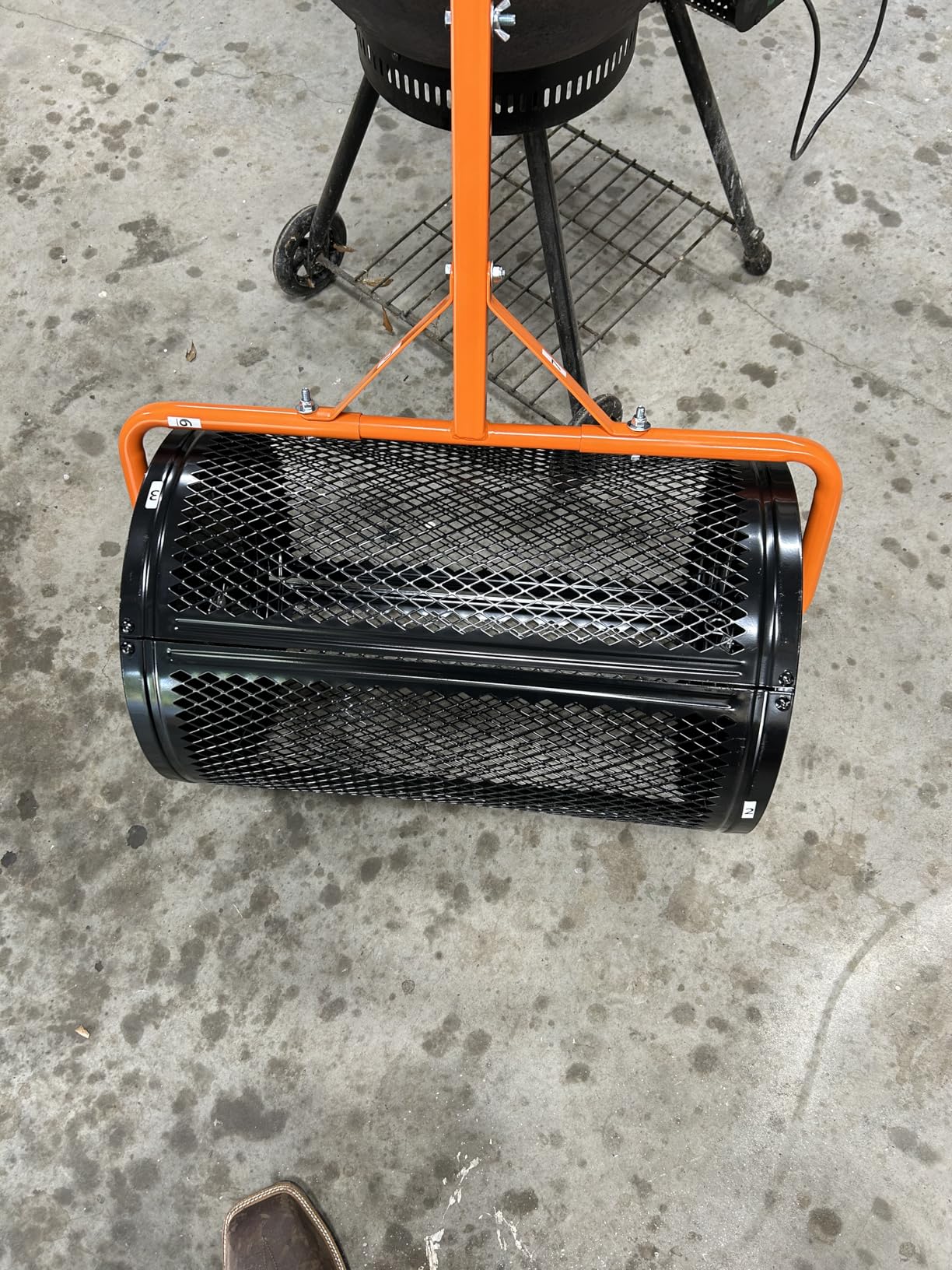 VEVOR Broadcast Spreader, 50LBS Capacity, Drop Spreader with Hopper Grate, 18 in Spreading Width & 30 Settings, 10 in All Terrain Tires, Garden & Lawn Spreaders for Seed, Fertilizer customer photo 2