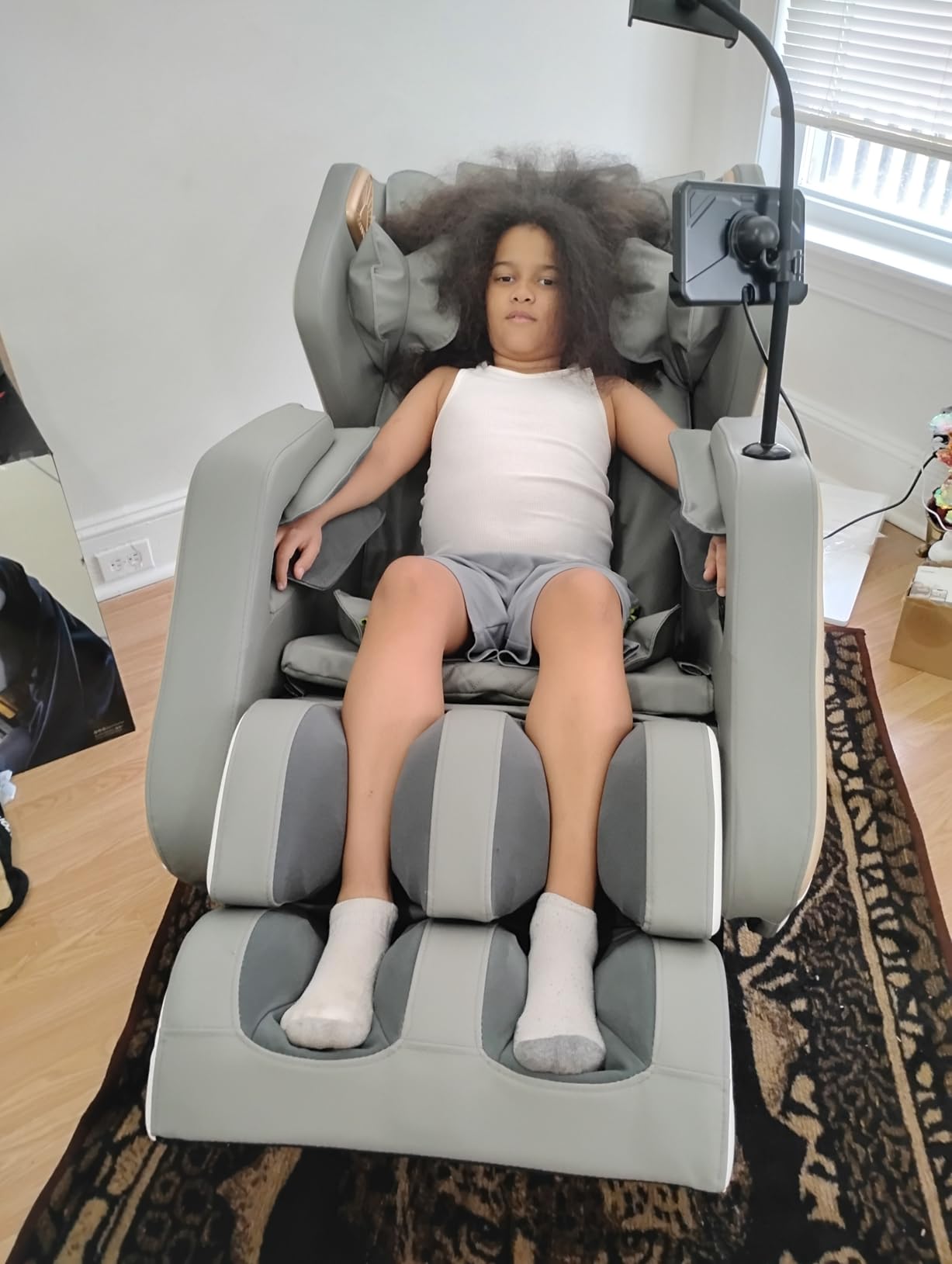 Massage Chair Full Body, Zero Gravity Massage Chair 2026 for Back Fatigue with 10 Fixed Rollers, Heating, Airbags, Phone Controller, Bluetooth Speaker, Nightlights for Living Room, Bedroom customer photo 2