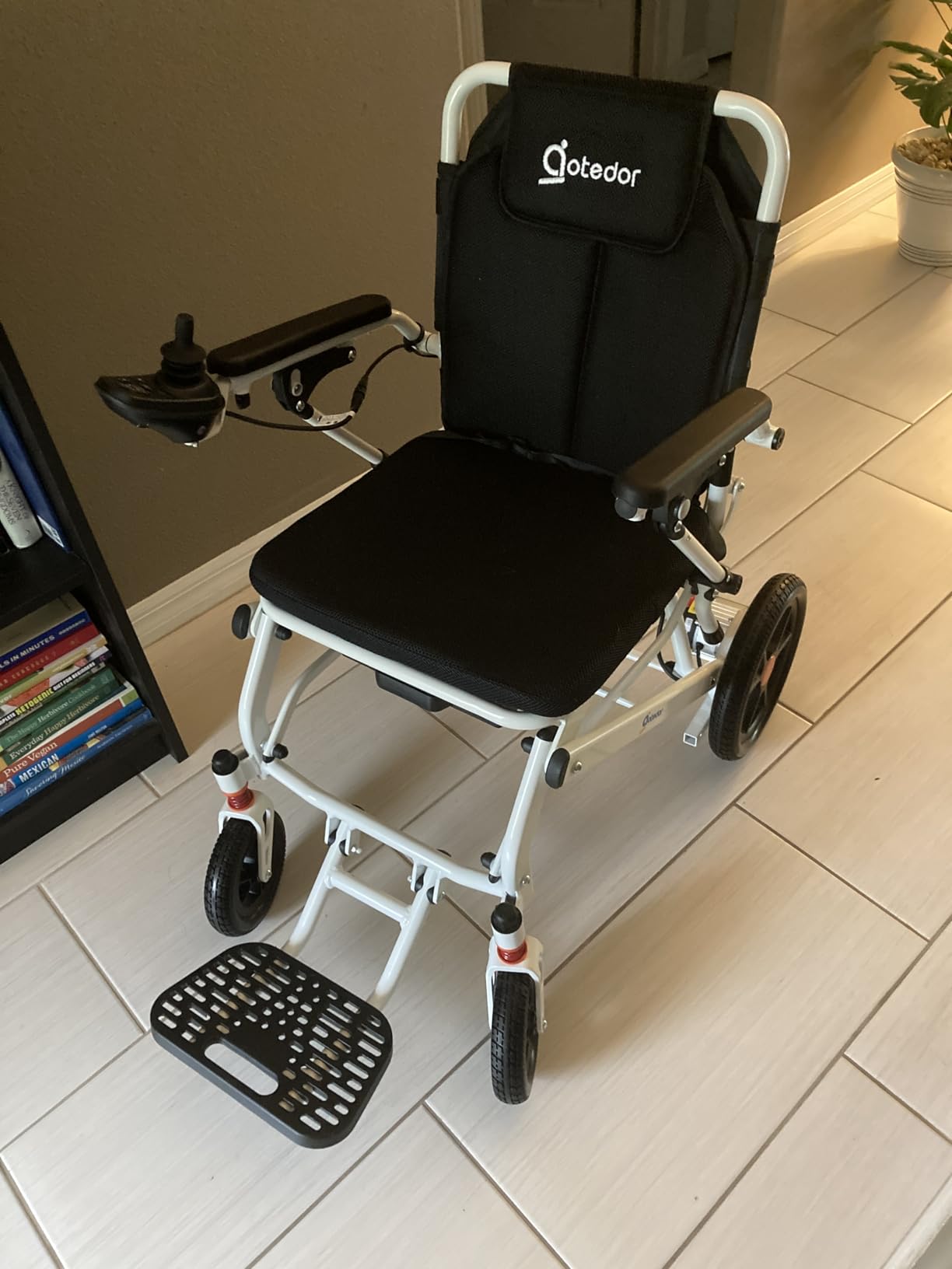 [2026 Upgraded] Aotedor Lightweight Electric Wheelchair for Adults, Only 39 lbs Foldable Power Wheelchair, Up to 30 Miles Range, Dual Batteries, Ergonomic Comfort, Suspension Support, Airline Approved customer photo 2