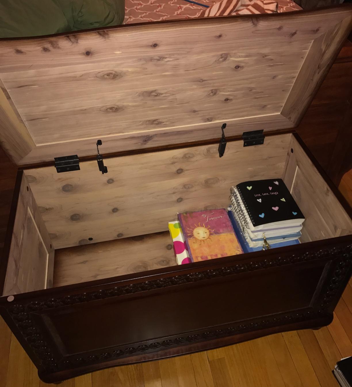 Coaster Home Furnishings - Finlay - Wood - Cedar Chest with Flip-Open Top, Safety Hinge, Lined Interior and Traditional Style - Bedroom - 40-Inch - Dark Tobacco - 900012 customer photo 2