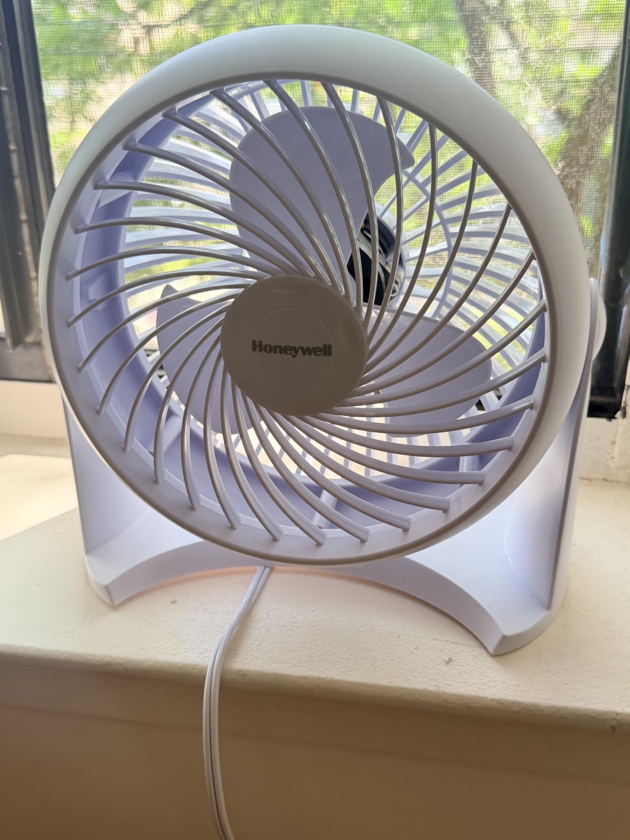 Honeywell TurboForce Air Circulator, Small Tabletop Fan, Quiet Personal Fan for Home or Office, 3 Speeds, 90 Degree Pivoting Head, Black, HT900 customer photo 2